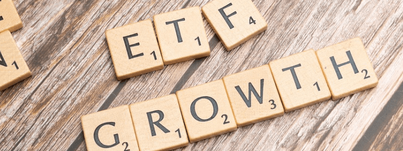 Scrabble-Steine auf Holzuntergrund mit den Wörtern „ETF“ und „GROWTH“ – symbolische Darstellung für verschiedene ETF-Arten.