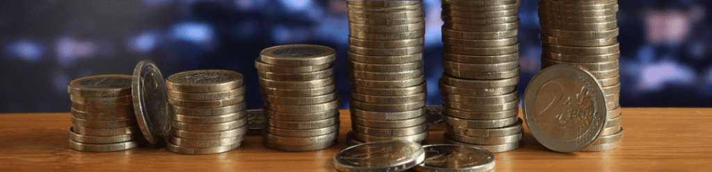 Über Freyfin: Ein Foto mit gestapelten Euro-Münzen