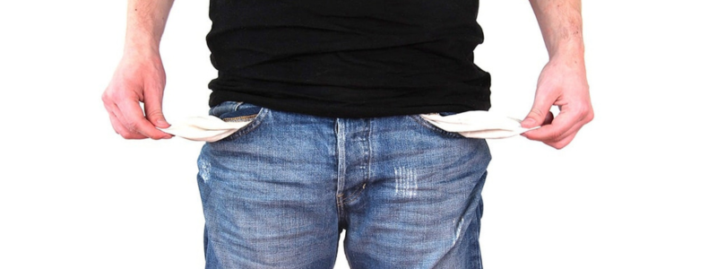 Ein Mann zeigt seine leeren Hosentaschen – Symbolbild für das Thema „Geld reicht nicht“
