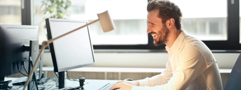 Mann am Schreibtisch plant Budget nach der 50-30-20-Regel