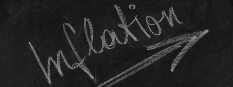 Inflation verstehen – Kreidetafel mit Schriftzug Inflation als Symbol für steigende Preise.
